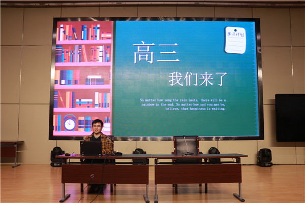 杰出校友孙津韬为高二学生做题为《学会选择》的讲座.JPG