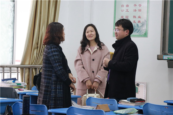 家长与老师交流1.JPG