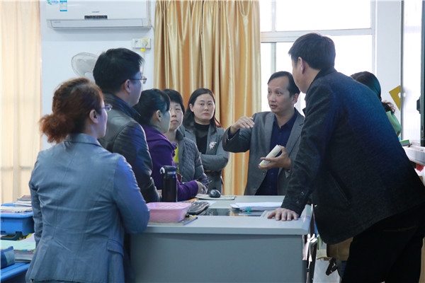 家长与老师交流2.JPG