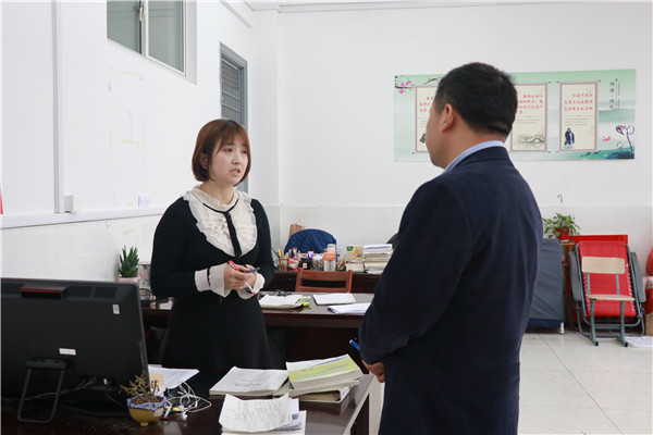 家长与老师交流4.JPG