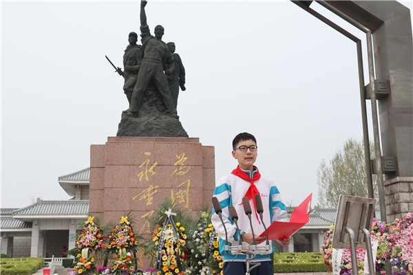 7初二年级大队长夏浚桓主持仪式.JPG