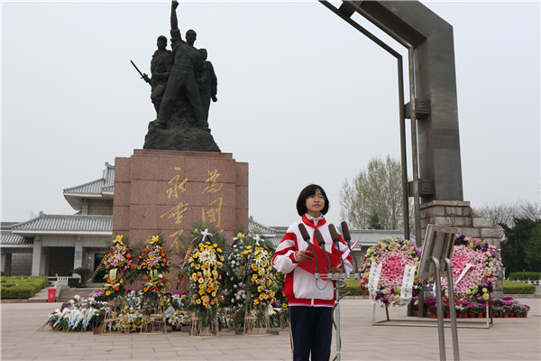 10张欣妍同学致悼词.JPG