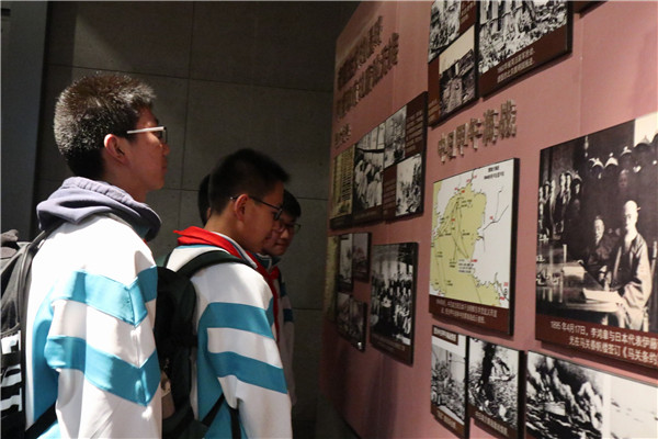 11参观革命纪念馆2.JPG