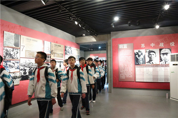 11参观革命纪念馆3.JPG