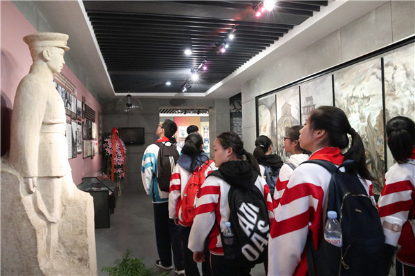 11参观革命纪念馆1.JPG