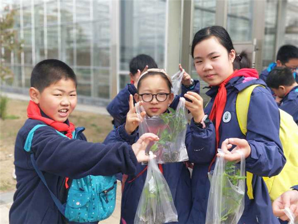6    学生开心地认领西红柿苗与辣椒苗.jpg
