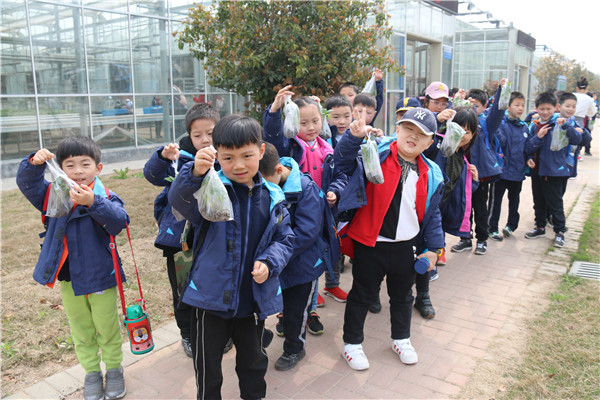 5    学生开心地认领西红柿苗与辣椒苗.jpg