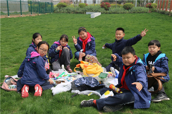 11   学生们开心地草地午餐.jpg