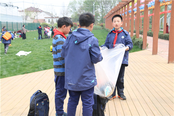 12    学生餐后自觉打扫卫生.jpg
