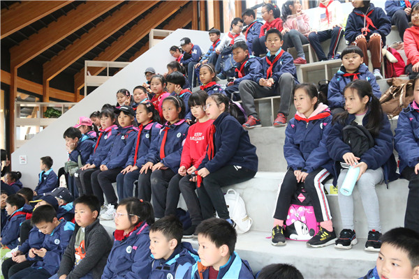 14   学生参加“春天的诗会”.jpg