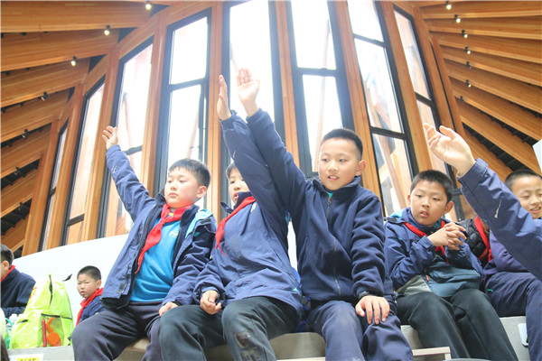 15   学生积极参与成语飞花令.jpg