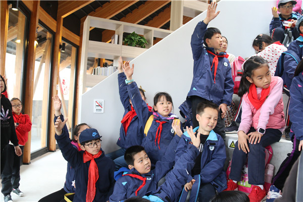16   学生积极参与古诗飞花令.jpg