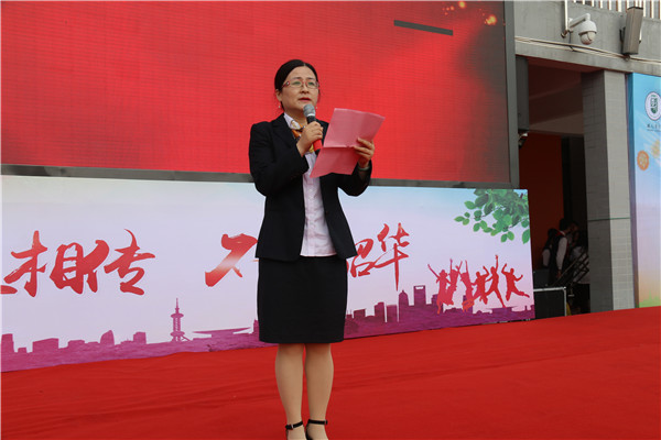 14校党委委员、初二年级分管领导姜亚芹做青春致辞.jpg
