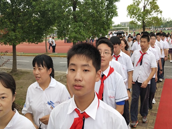 C:\Users\Administrator\Desktop\5.17\母校我想对你说\青春的路上，父母与我同行.jpg
