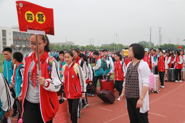 童校长相伴出征.jpg