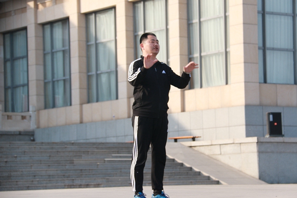 王勇老师指挥.jpg