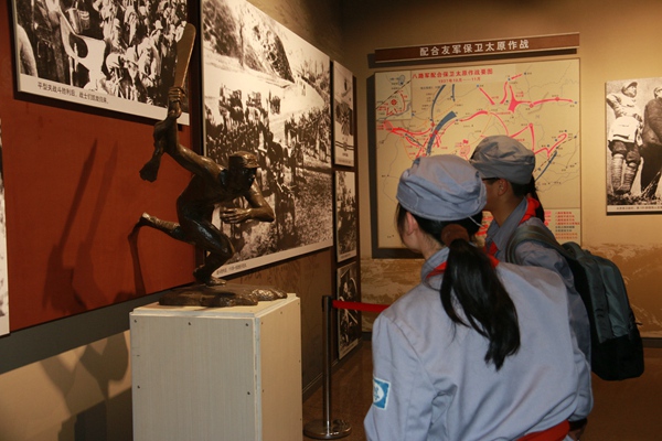 13-学生仔细参观.jpg