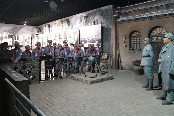 15-学生有序参观.jpg