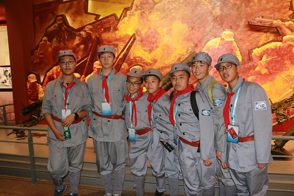 17-学生馆内留念.jpg