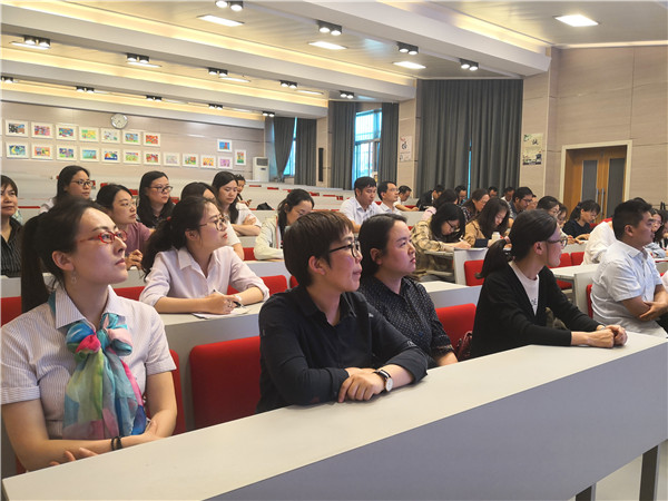 与会教师认真聆听.jpg