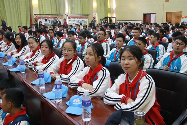 同学们认真等待演出的开始.jpg
