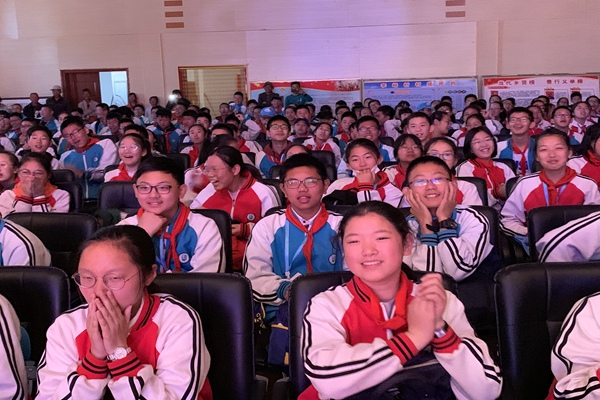 同学们兴致勃勃观看表演.JPG