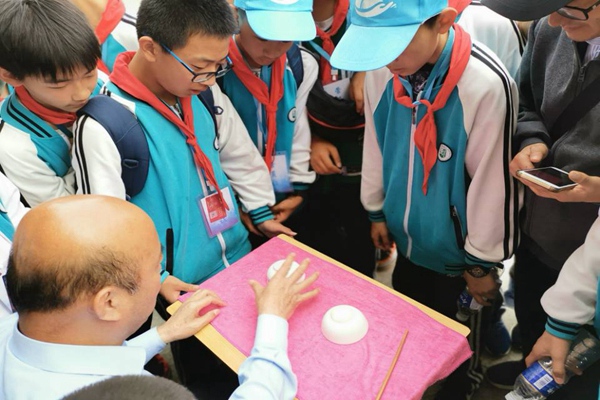 学生体验近景魔术的神奇.jpg