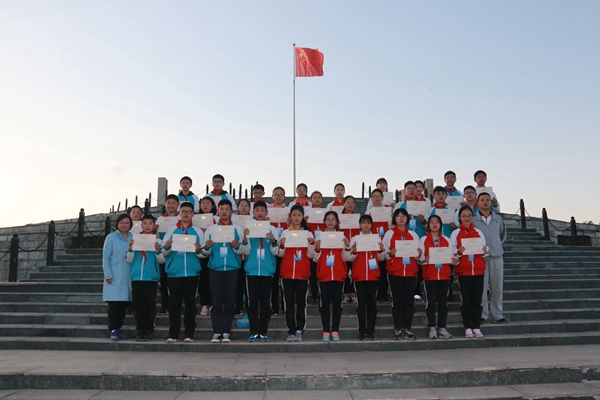 获优秀营员同学合影1.jpg
