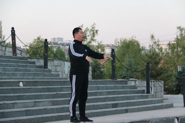 王勇老师指挥.jpg