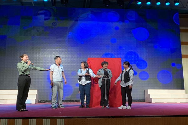 卞家海主任上台与村民魔术师互动.JPG