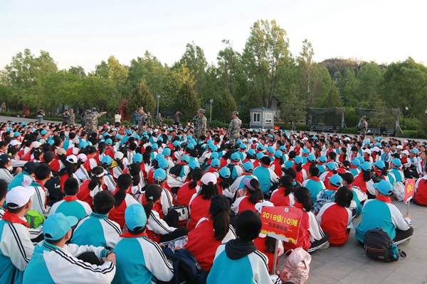 学生有序就坐.jpg