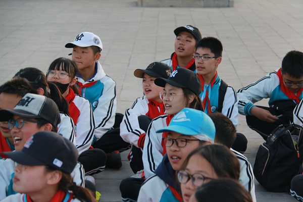 学生专心听讲.jpg