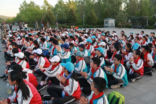 学生拍手打节奏.jpg