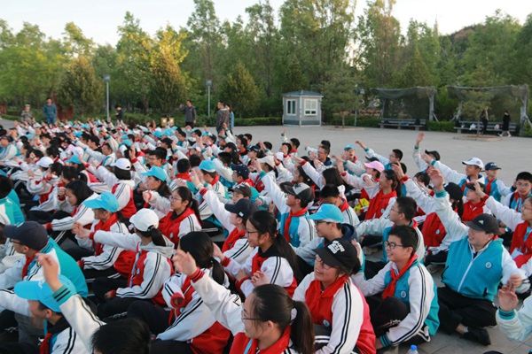 学生拉歌战况激烈.jpg