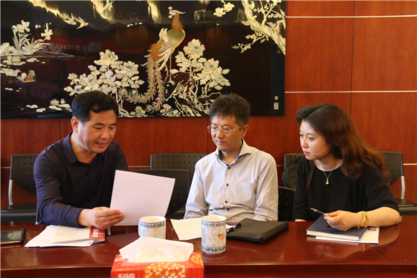 11广播节目中心主任龚超（中）、广播媒体营销中心副主任郭伟（右）与校办主任朱云峰进行分组交流.jpg