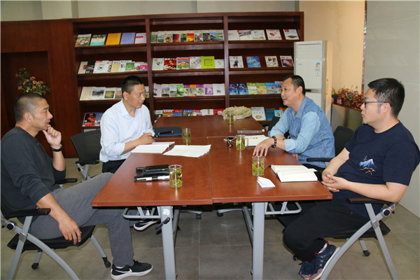 12城市频道总监张红军（左1）等与国际部副主任赵平（左2）进行分组交流.jpg