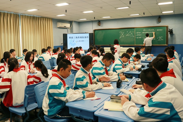 4学生合作学生.jpg