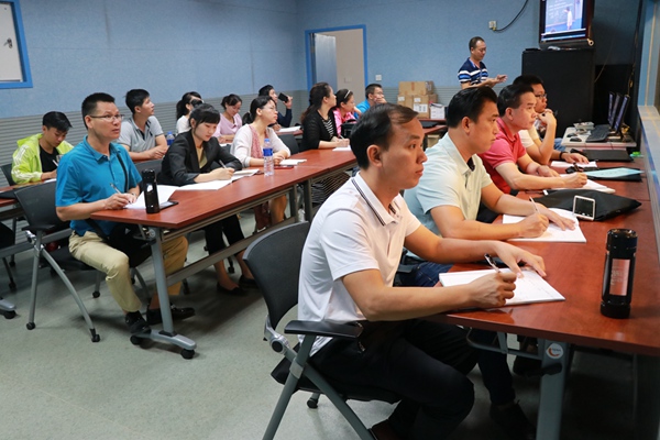6与会教师认真记录.jpg