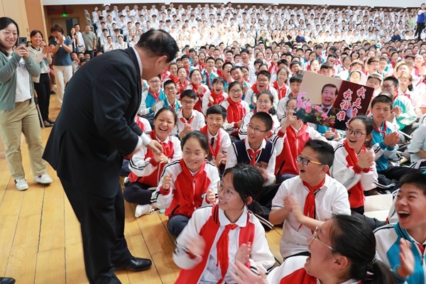 8李博士与同学们亲切互动.jpg