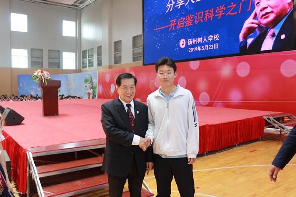 12李博士与学生合影留念.jpg