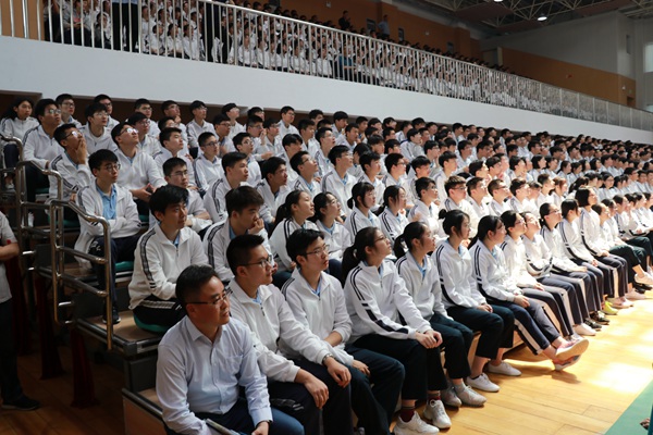 13高中同学们认真听讲.jpg