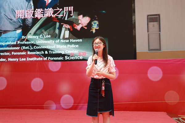 1李洁老师主持讲座活动.jpg