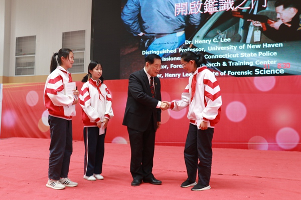 6李博士与“小粉丝”们亲切握手.jpg