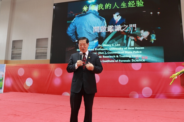 7李博士做演讲开场白.jpg