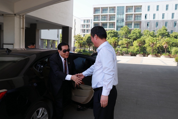 1陆建军校长热情接待李昌钰博士.jpg