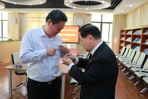 4李昌钰博士为陆校长佩戴警徽.jpg