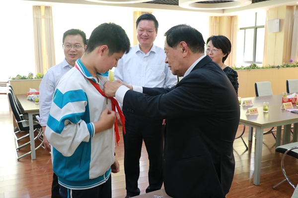 5李昌钰博士为树人学子佩戴警徽.jpg