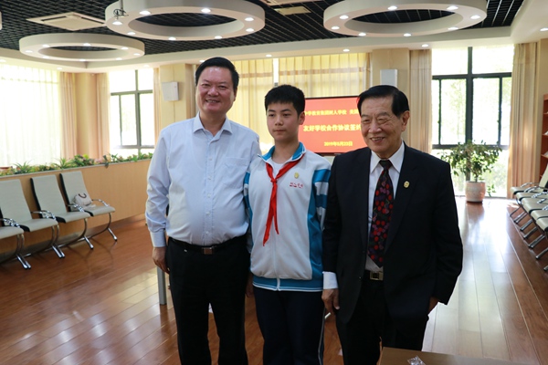 6李昌钰博士与陆校长等合影.jpg