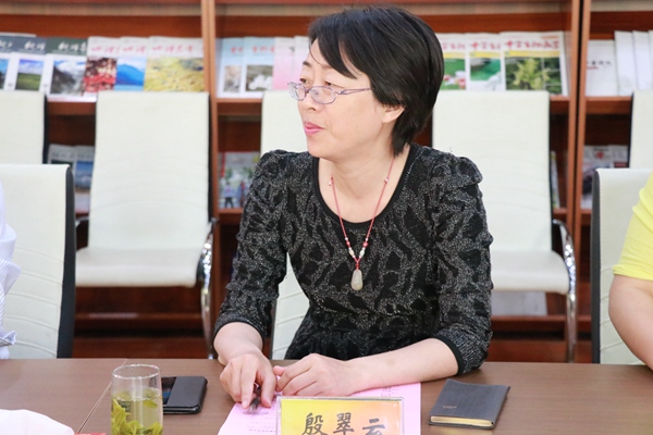 7副校长殷翠云主持签字仪式.jpg