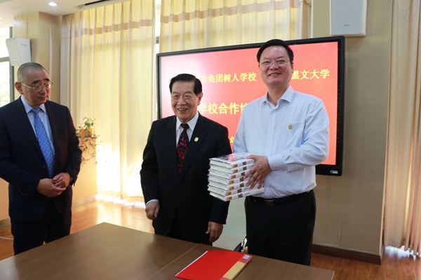 10李博士向陆校长签名赠书.jpg